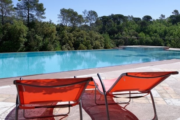 Hebergements au Château de Cancerilles, Chambres d'hôtes et gîtes au bord de la piscine