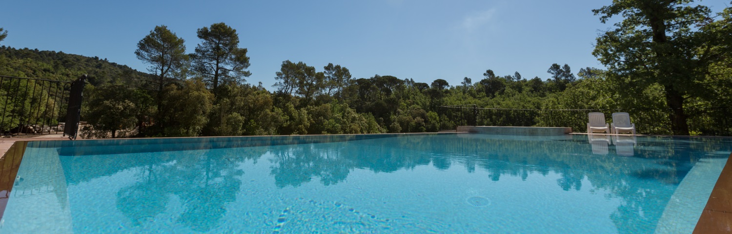 sejour-charme-piscine-miroir