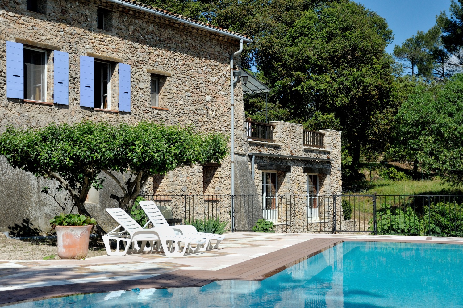 Location Chambre d'hôte gîte appartements provence piscine terrasse randonée Montrieux